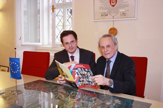 Höchtl übergibt seinem jetzigen Bürgermeister in Klosterneuburg Mag. Stefan Schmuckenschlager die Publikation „25 Jahre im Dienste der VÖLKERVERSTÄNDIGUNG“