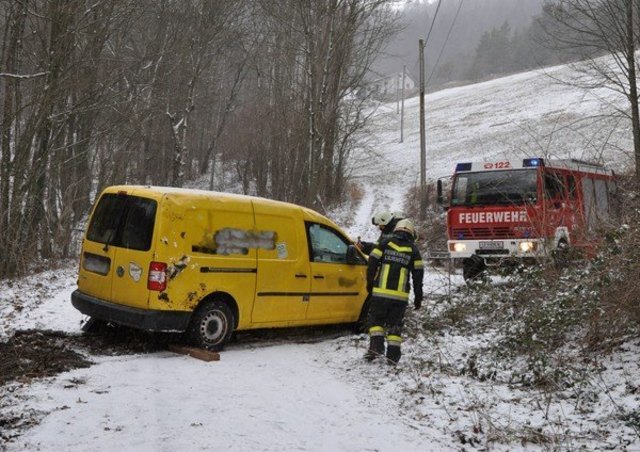 Die Feuerwehr übernahm die Bergung des Unfallfahrzeugs.
