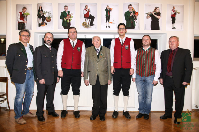 Ehrenobmann Franz Wurzinger (M.) gratulierten u.a. Kapellmeister Walter Pock (3.v.l.) und Obmann Paul Schafzahl (3.v.r.).