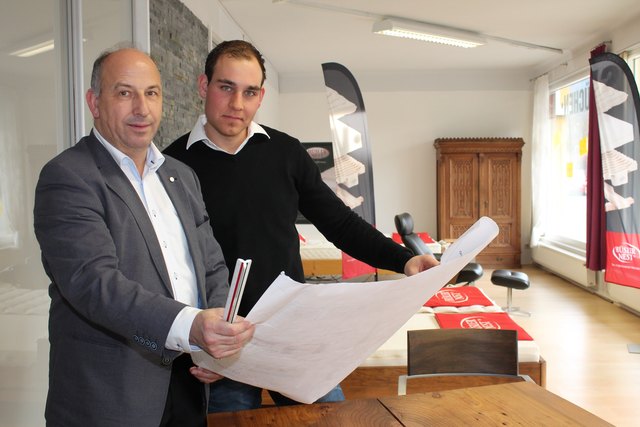Vorbereitungen: Günter Liegl und Florian Payer mit den Plänen für ihre neue Geschäftsstelle