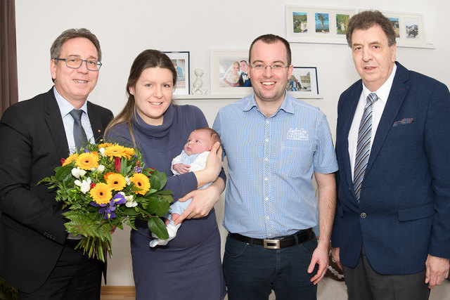 Louis Francois Anfray ist der klingende Name des Kufsteiner Neujahrsbabys 2016. Der Kleine erblickte am 3. Jänner um 21:49 Uhr im Krankenhaus Kufstein das Licht der Welt. 52 Zentimeter war Louis Francois bei der Geburt groß und brachte 3.820 Gramm auf die