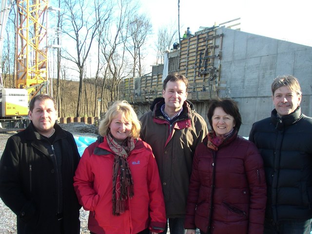 Baustellenbesichtigung der Initiatoren. von li.n.r.: Walter Wimmer (Wirtschaftsbundobmann in Schlüßlberg), Brigitte Blätterbinder (Ortsbäuerin), Franz Edlbauer (Ortsbauernobmann), Elisabeth Wimmer (Bauernbundobfrau) und Johann Wildfellner (Biomassegeschä