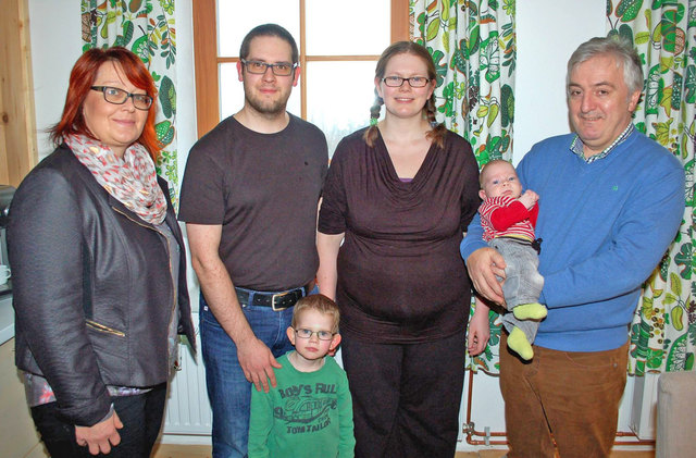 Gemeinderätin Clarissa Schmitz, Werner, Joel, Fiona und Daniel Oberegger und der geschäftsführende Gemeinderat Peter Bruckner.