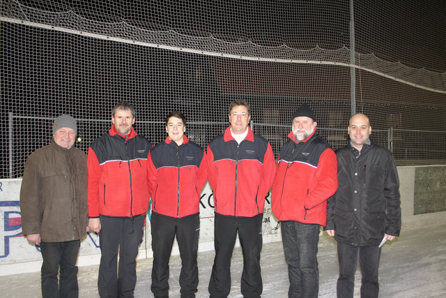 Das Siegerteam des ATuS Kindberg, als Gratulanten Bürgermeister Rudolf Hofbauer (li.) und Christian Veitschegger.
