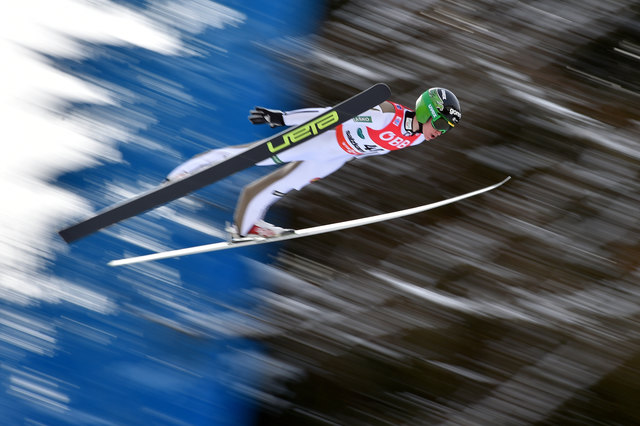 Peter Prevc stellte heute einen neuen Schanzenrekord auf: Er flog rund 243 Meter.