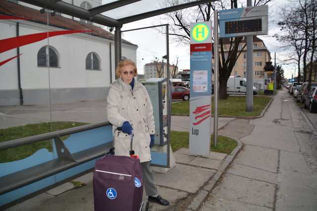 Trotz Behindertensymbol wird keine Rücksicht genommen: Herta Wagner fühlt sich im Stadtbus LUP diskriminiert.