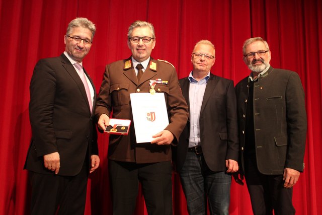 Karl Knoflach (2.v.l.) erhielt das Ehrenzeichen in Gold der Gemeinde Jenbach, Bgm. Dietmar Wallner (l.) und die beiden Vize-Bgm. Andreas Lackner und Erich Rainer gratulierten.