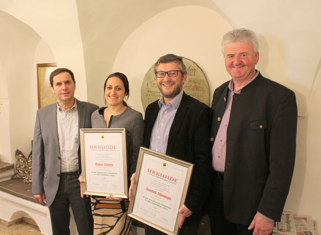 Daniela Bischofer (Jugendreferentin) und Bernhard Albenberger (Kassier) nahmen die Ehrung von Kapellmeister Reinhard Zimmermann (links) und Obmann Ernst Tanzer (rechts) entgegen