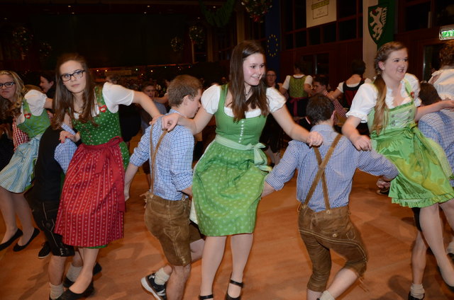 Mit einer Polonaise der Kirchberger Volkstanzgruppe unter der Leitung von Franz Putz wurde der Schlossball eröffnet.