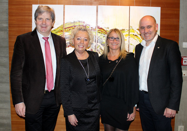 Die Künstlerinnen Haidinger (li.), Gruber mit BH Wiesenhofer und Robitschko.