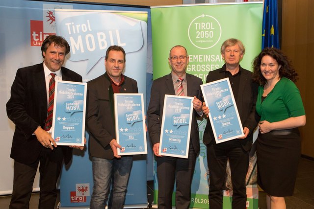 v.l.n.r. Bgm. Ingo Mayr (Gemeinde Roppen), GR Peter Föger (Gemeinde Silz), Bgm. Franz Dengg (Gemeinde Mieming), e5 Teamleiter Rainer Mayr (Gemeinde Stams) mit LHStvin Ingrid Felipe bei der Verleihung der Mobilitätssterne 2015.