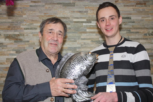 Obmann Günther Ebner, rechts, gratuliert Ehrenobmann Josef Lingg für seine 23jährige Arbeit im Angler-Club Blinker.