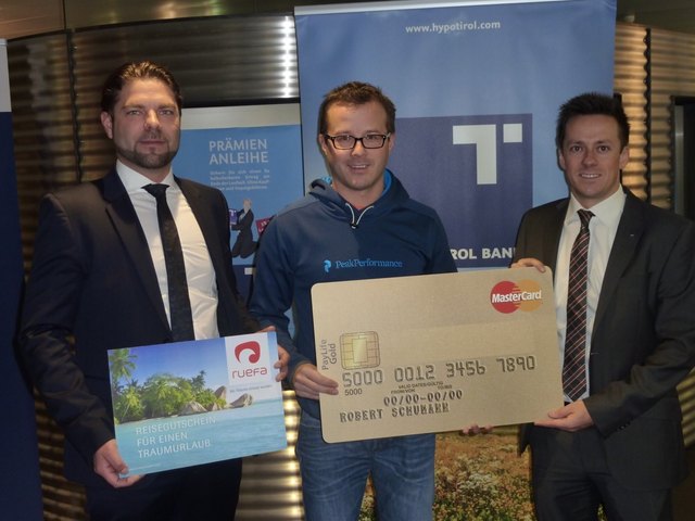 Bildunterschrift:
v.l.n.r.: Florian Hoffmann (Six), Gewinner Christian Huber, Markus Steirer (Geschäftsstellenleiter Hypo Fulpmes)
Fotonachweis: Hypo Tirol Bank