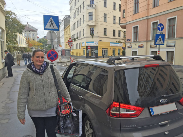 Sabine Hofer in der Einbahn Kinderspitalgasse bei der Kreuzung Hebragasse, wo sich das Chaos etwas beruhigt hat.