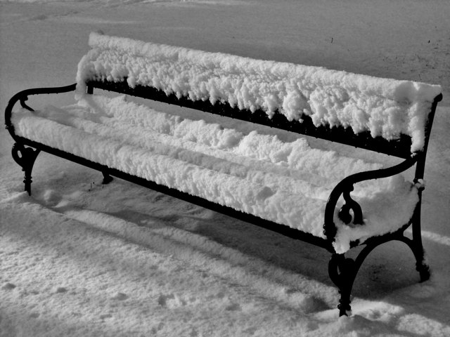 Endlich hat Frau Holle ihr weißes Kleid auch über uns ausgebreitet. Der Neuschnee beschert uns ein weißes Wochenende. Die frisch gestrichene Bank habe ich heute im Innsbrucker Hofgarten aufgenommen.