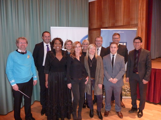Das Team der Hypo Tirol Bank - Geschäftsstelle Landeck mit Tiroler Kammerorchester Instrumenti-Dirigent Gerhard Sammer und Sängerin Gail Anderson Bildnachweis: Hypo Tirol Bank
