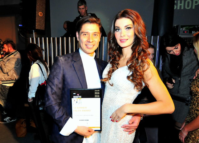 "First Face Boutique Runway" Carmen Stamboli (r) und Inhaber Alexis Fernandez Gonzales mit seinem Award