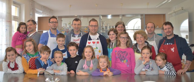 Kinder mit Vätern bzw. Oma und Birgit (hinten Mitte)