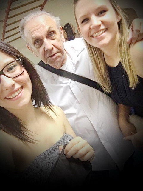 Carina Griesser und Nadine Holzer mit Szene1 Fotograf Franz Simeth beim Konrad Lorenz Gymnasiums Ball Gänserndorf Stadt. Ein phänomenales Event.