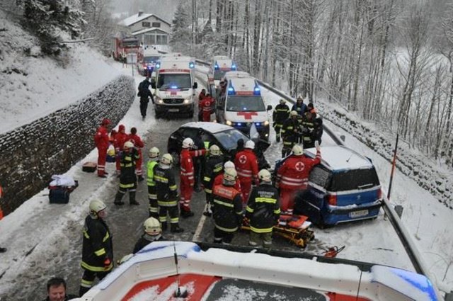 Großeinsatz der Feuerwehren und Rettungsdienste bei dem Frontalcrash in Kernhof.