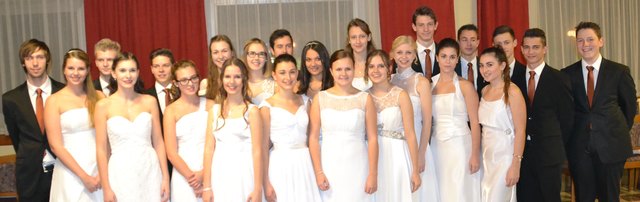Das Jungdamen- und Jungherrenkomitee eröffnete den Abend mit einer Polonaise.