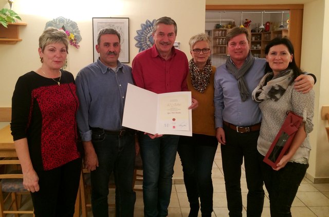 Ehrung für den Stadtchef: Barbara Hacker, Gemeinderat Dieter Hacker, Bürgermeister Peter Stauber; Gemeinderätin Marlies Kopp, Gemeinderat Andreas Fleck, Stadträtin Maria Knauder (von links)