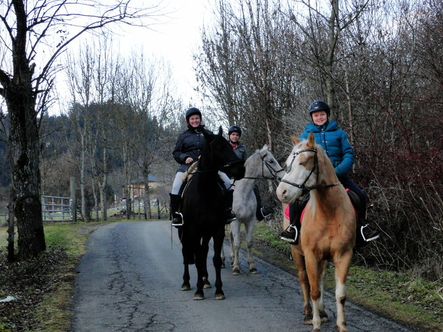 Drei Mädchen fröhlich und heiter - hielten kurz für ein Bild und reiten  dann weiter.