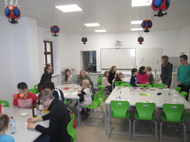 Volksschulkinder zu Besuch in den neuen NAWI-Räumen des RG Lambach