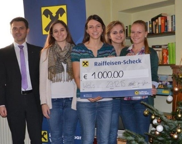 Helmut Neuböck von Raiffeisen, Johanna Aigenberger, Carina Waldhör, Jeannine Weichselbaumer und Melanie Neuböck von der HAK 1 Wels übergeben ihre Spende an pro mente