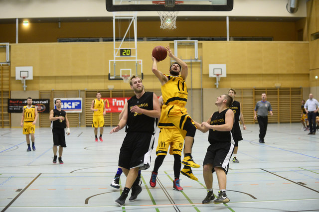 Mac's Captain Juraj Mlynsky setzt sich gegen 2 Vorchdorfer durch