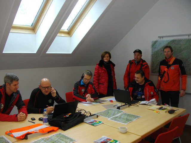 Einsatzzentrale im Rotkreuzhaus Hollenstein, im Bild v.l.n.r. Landeseinsatzleiter Martin Gurdet ÖBRD NÖ/Wien, Gebietseinsatzleiter und Ortsstellenleiter Werner Fohringer, Einsatzleiter Johann Haslinger beide ÖBRD Hollenstein, Frau Bezirkshauptmann Mag. Ma