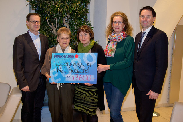 Die Leiterin der Hospizbewegung Wels Stadt/Land Christine Eckmayr (3. v. li.), die Vorstandsmitglieder Rotraud Josseck (2.v.r.) und Johann Minihuber (li.) sowie Robert Reif (r.) von der Sparkasse Wels freuen sich über den hohen Reinerlös der Schubertiad