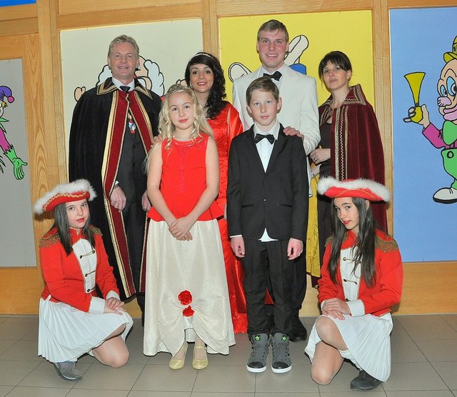 Gildenpräsidenten Sonja Hartlieb und Erwin Wegscheider mit Prinzenpaar Kerstin I. und Raphael I., sowie Kinderprinzenpaar Luisa I. und Leo I. mit Gardemädchen Laura und Sara