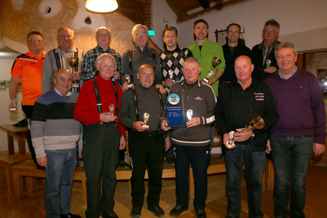 Bürgermeister Franz Kreimer (vorne links), ESV-Obmann Karl Floiß (vorne rechts) und die diesjährigen Sieger: 1. Platz: ESV Greith-Senioren (vorne), 2. Platz: Wachtelkönig (hinten links), 3. Platz: Gemeindebauern (hinten rechts)