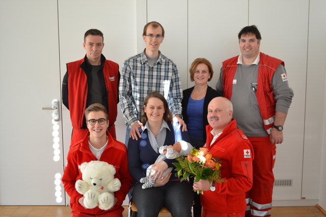 hinten: vlnr:. Notarzt Roland Baumgartner, Vater Heribert Petritz, Hebamme Karin Zangl und Nef Fahrer Ingo Erlacher
vorne: vlnr:. Sanitäter Markus Karner, Mutter Jasmin Ogris mit Jonas Liam und Sanitäter Adi Ortner