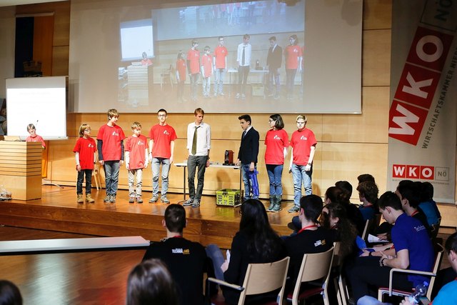 Die Schülerinnen und Schüler des Teams aus Kempten im Allgäu präsentieren ihre Forschungsergebnisse