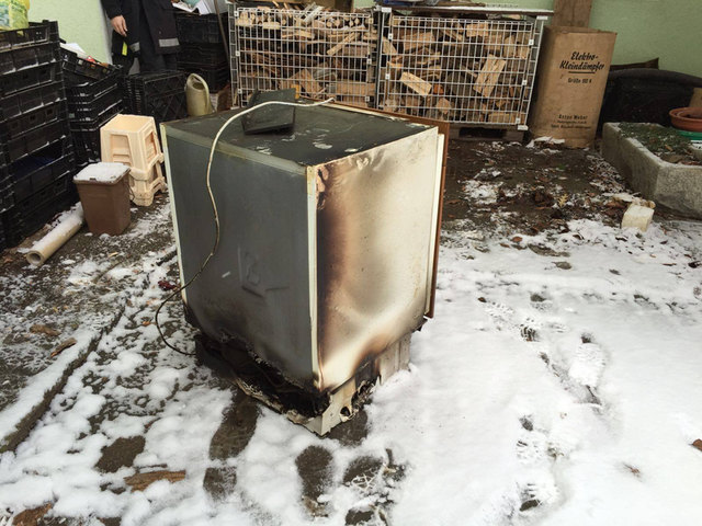 Ein defekter Kühlschrank löste den Einsatz der Freiwilligen Feuerwehr Kirchberg-Thening aus.