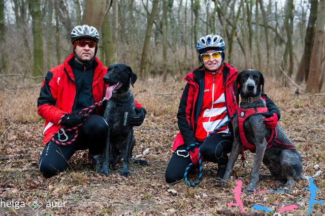 Dana Halaskova aus der Slowakei im Bikejøring am Start © SpeedRunners.at