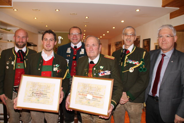 Hauptmann Hannes Rudig, Florian Thurner (15 Jahre Mitgliedschaft), Talschaftskommandant Josef Gfall, Emmerich Steinwender (50 Jahre Mitgliedschaft), Obmann Dietmar Pinggera, Bgm. Siggi Geiger (v.l.n.r)