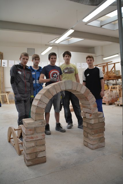 Die Schüler des Fachbereichs "Bau" haben am Poly einen Torbogen angefertigt.