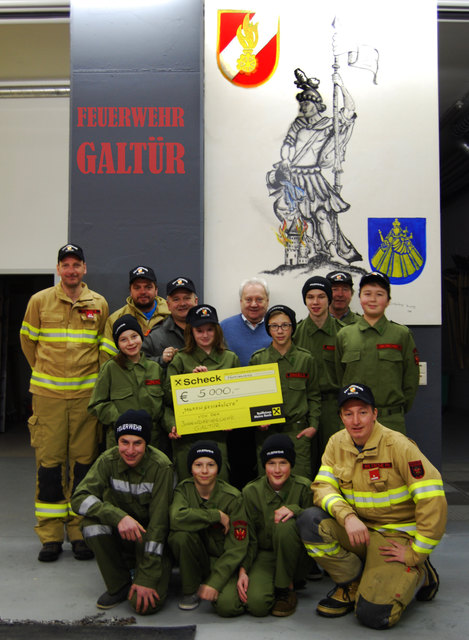 Die Jugendfeuerwehr Galtür mit ihren Betreuern übergaben Bgm. Anton Mallaun (Mi.) die Spende über 5.000 Euro.