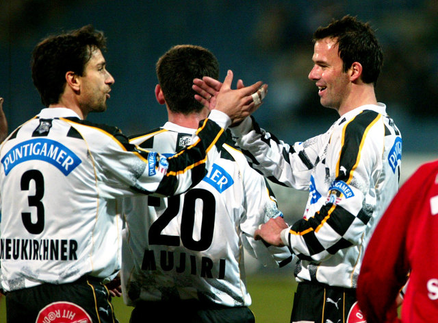 Shakehands der Kapitäne: Günther Neukirchner (l.) und Mario Haas waren die Mannschaftschefs in glorreichen Champions League-Zeiten. | Foto: GEPA
