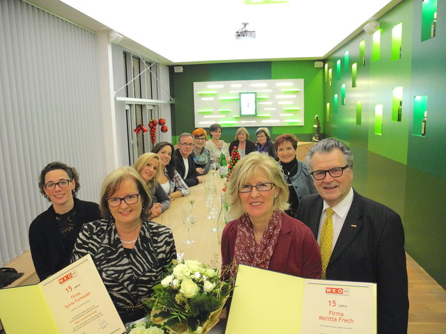 Bezirksvertrauensfrau Sylvia Fürhauser und Melitta Frech wurden von Bezirksstellenobmann Peter Hopfeld geehrt.