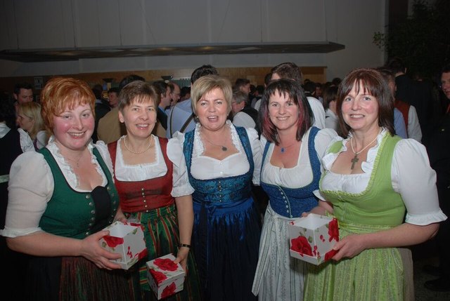 Bezirksbäuerin Sonja Kiniger (Mitte) verkaufte mit Ortsbäuerinnen die Tombolalose.