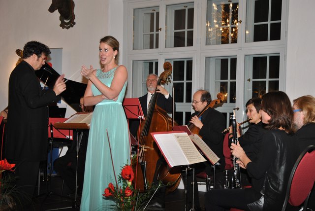 Sopranistin Elisabeth Wimmer und das Salonorchester Bad Schallerbach zeigten ihr Können. | Foto: Zahrhuber