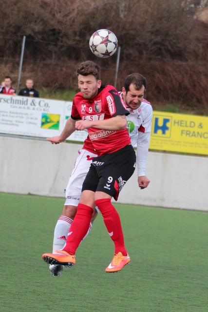 Der Pregartner Dominik Mayrwöger (rote Dress) hat das Viertelfinale des OÖ-Cups im Visier.