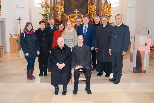 Das Ehepaar Pfeil mit ihren zehn Kindern.