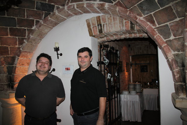 Gemeinsam mit seinem Bruder Günter betreibt Johann Waldherr (rechts) ein Weingut mit Heurigem im "Grinzing von Wr. Neustadt".