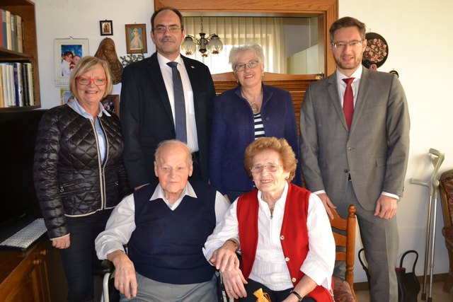 Das Jubelpaar im Kreise der Gratulanten