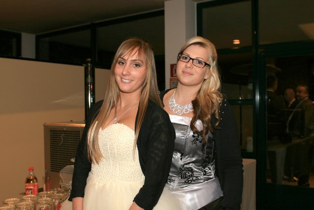 Besonders hübsche Besucherinnen sind Nicole und Jennifer.
